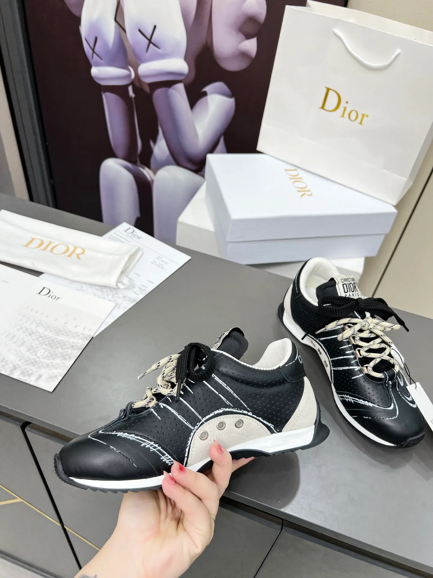 Black men's shoes 💰540 This D-Sketch sneaker is a new product of the 2025 spring and summer ready-to-wear series❤️‍🔥❤️‍🔥❤️‍🔥❤️‍🔥, highlighting the classic retro aesthetics. Crafted from gold-toned crinkled sheepskin and gold-toned laminated calfskin 🌹🌹🌹, it features beige suede calfskin panels and double laces. The side is decorated with a handwritten Christian Dior Men's Shoes 💰aris logo🎆🎆🎆, while the heel and tongue are embellished with Christian Dior Men's Shoes 💰aris logo panels and plaques. Paired with two-color thin rubber soles, they look more refined. Size: 35~41 (men’s model is currently available). Color: black, white, gold, silver.